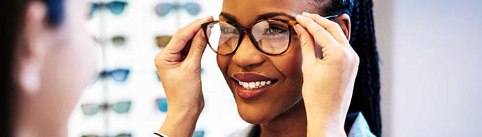 lady with glasses and an optition